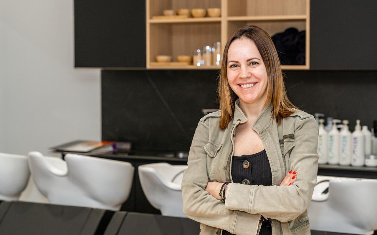 Profesional en el interior del salón Rocío Sánchez Estilistas
